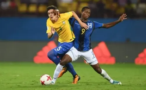 Bobsin disputa la pelota con el delantero hondureño en el último Mundial de la categoría Sub 17.