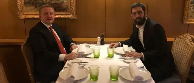 FOTO DE ACUERDO. Goksel Gumusdag cena con Arda Turan (Foto: Twitter/İstanbul Başakşehir).