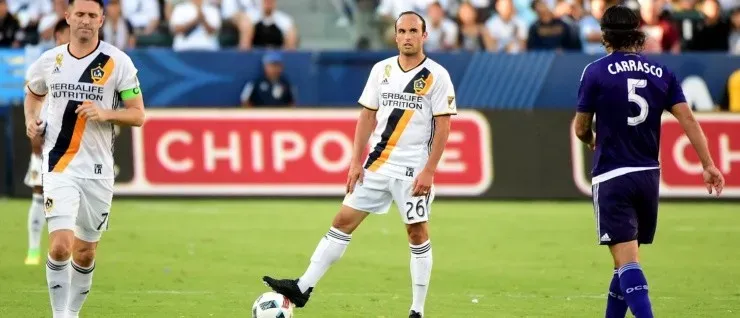EL ADIÓS. Donovan junto al balón en uno de sus últimos partidos: vs. Orlando City (Foto: Getty).