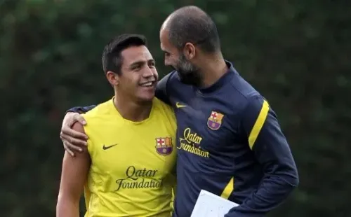 COMO PADRE E HIJO. Guardiola y Alexis Sánchez mantienen una gran relación desde Barcelona.