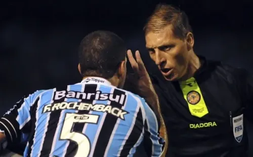 Rochemback, en su última etapa en Gremio, discute con Néstor Pitana en un partido de Copa Libertadores.