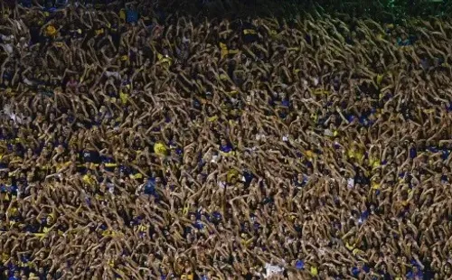 EL VALS. La hinchada de Boca hace su típica coreografía con las manos en la popular de La Bombonera (Foto: Getty).