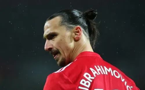 Zlatan aún no sabe si continuará en el United. Mientras, amplía la obra de arte de su espalda.