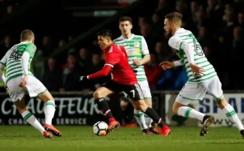 ENTRE TRES. Alexis Sánchez busca salir del triángulo que le planteó el Yeovil Town.