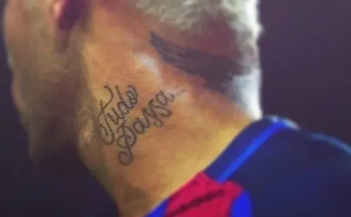 “TUDO PASSA”. Uno de los primeros tatuajes en el cuello de Neymar.