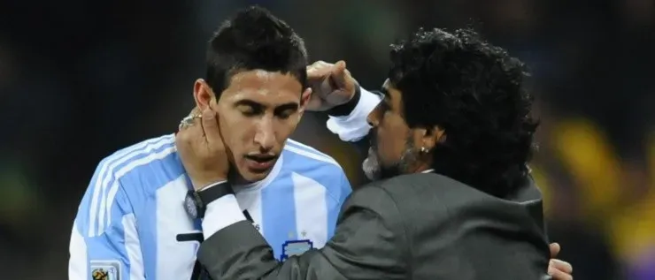 OTROS TIEMPOS. Maradona consuela a Di María durante Sudáfrica 2010.
