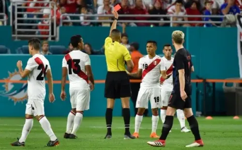 Yotún ve la roja y no lo puede creer. El mediocampista cumplirá la fecha de suspensión ante Islandia.