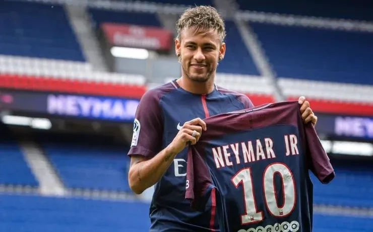Neymar luciendo la camiseta del PSG en su presentación