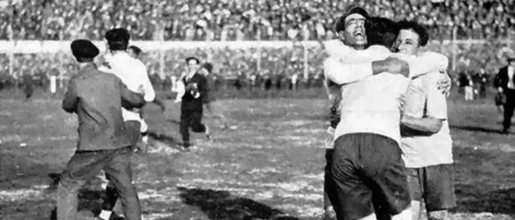 FESTEJO CHARRÚA. Los jugadores uruguayos tras vencer 4-2 a la Argentina.