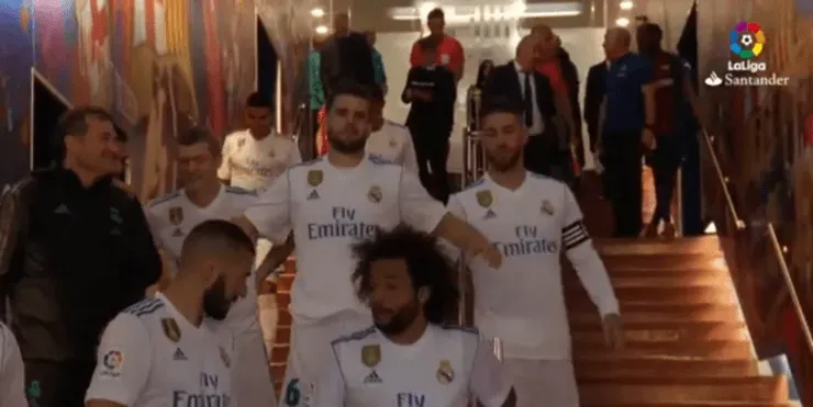 Nacho, impotente, observa como Piqué se aleja