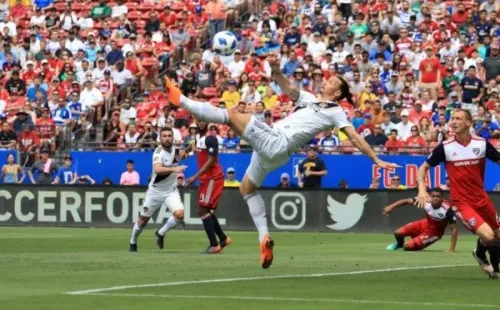 ZLATAN EN EL AIRE. Acrobacia de Ibrahimovic contra FC Dallas.