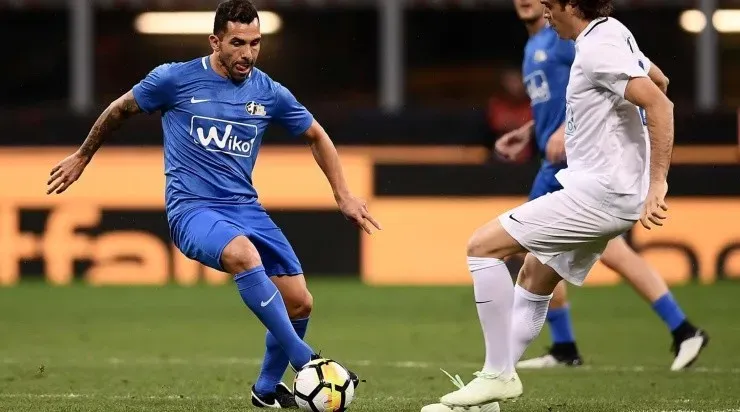 AMISTOSO. Tevez en el partido de despedida de Pirlo en Milán, Italia.