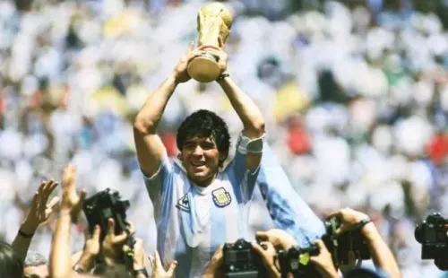 Diego Maradonaposa con el sueño de todo un país en sus manos