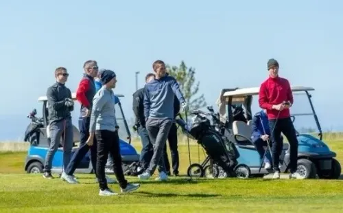MUY RELAJADOS. El plantel de Islandia jugando al golf.
