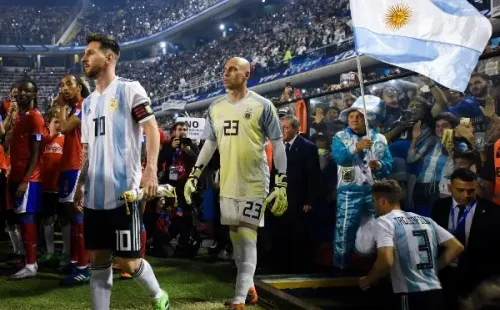 A LA BOMBONERA VOLVIÓ. Wilfredo Caballero detrás de Messi en el amistoso ante Haití (Foto: Getty).