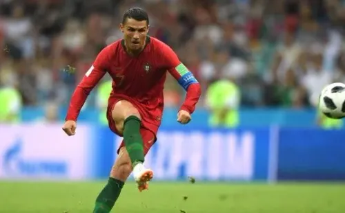 Cristiano Ronaldo en la ejecución del gran tiro libre.