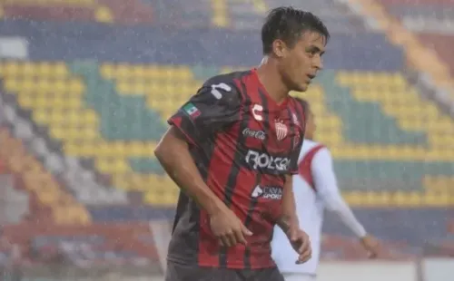 BrianFernández con la camiseta del Necaxa.