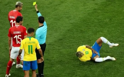 Neymar en el piso dolorido. El juego bruzco de Suiza hizo mella en el rendimiento del 10.