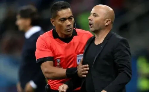SIN CONTROL. Jorge Sampaoli es tranquilizado por el cuarto árbitro en Argentina-Croacia (Foto: Getty).