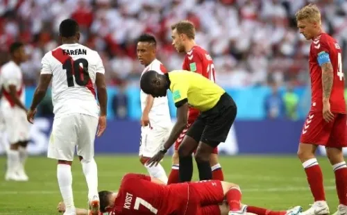 William Kvist tendido en el piso tras la infracción.