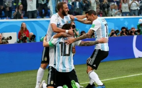 TODOS CON ÉL. Higuaín y Di María celebran junto a Messi en el córner del campo de juego (Foto: Getty).