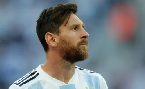 CONTRA NIGERIA. El look de Lionel Messi durante el himno argentino en el último partido (Foto: Getty).