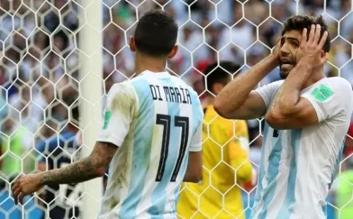 Fazio se agarra la cabeza ante la mirada de Di María.