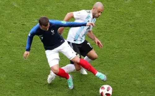 Mascherano intenta quitarle el balón a Griezmann desde atrás (Foto: Getty).