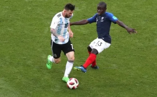 N'golo Kante quitándole un balón a Messi.