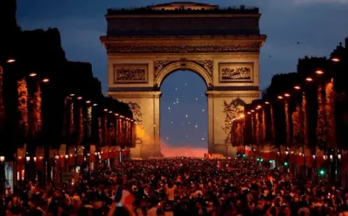 Los franceses celebran a los pies del Arco del Triunfo.