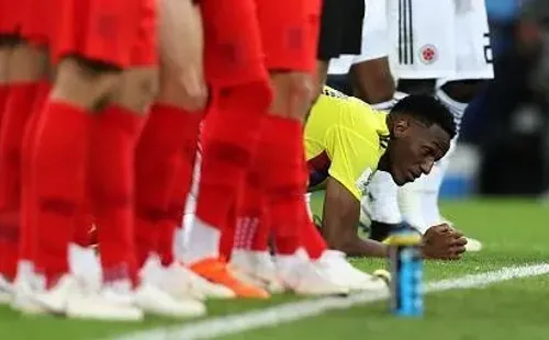 A PURO REZO. Yerry Mina durante los penales contra Inglaterra (Foto: Getty).