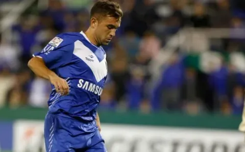 Agustín Allione con la camiseta de Vélez.