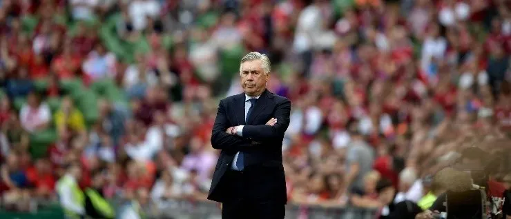 SIN REACCIÓN. Carlo Ancelotti cruzado de brazos en la derrota del Napoli (Foto: Getty).