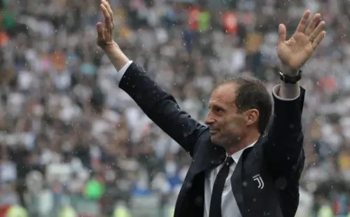 Allegri saluda a los hinchas de la Juventus.