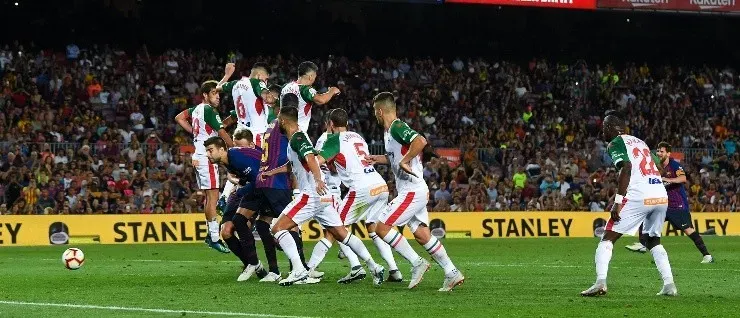 POR ABAJO. Todos saltan mientras Messi veo al balón ir directo al arco (Foto: Getty).