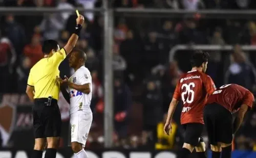 Carlos Sánchez en el duelo ante Independiente.