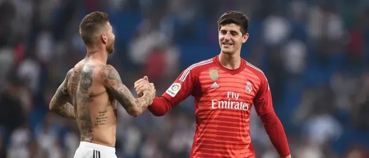 BUEN DEBUT. Sergio Ramos felicita a Courtois tras el final del partido (Foto: Getty).