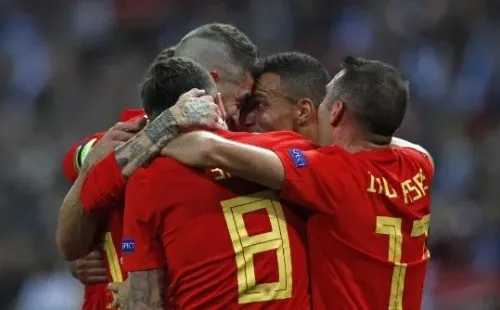CELEBRA LA ROJA. Rodrigo Moreno festeja el 2-1 de España con Sergio Ramos, Saúl e Iago Aspas.