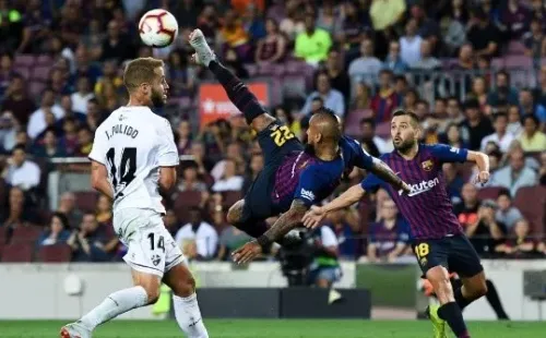 Acrobacia de Arturo Vidal ante Huesca.