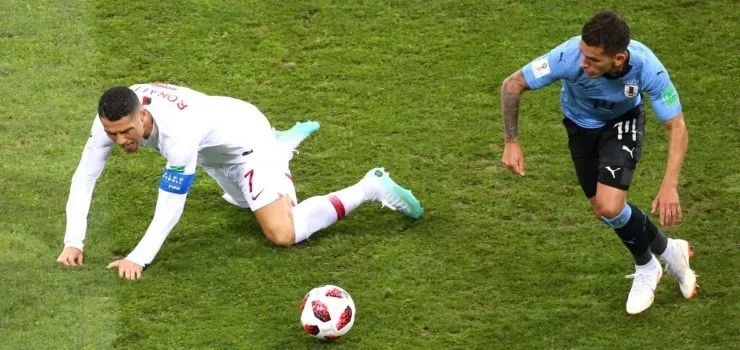 PURO CORAZÓN. Cristiano Ronaldo de rodillas ante Torreira (Foto: Getty).