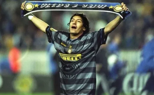 Iván Zamorano con los colores de Inter.