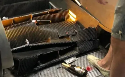 Así quedó la escalera mecánica.