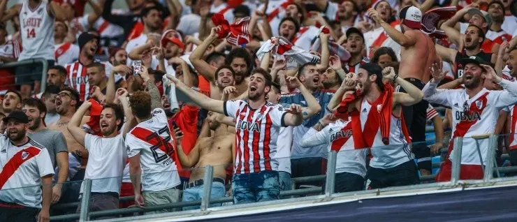 COPANDO BRASIL. Los hinchas de River en el Arena do Gremio (Foto: Getty).