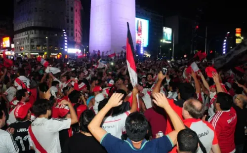 Riverinundó el monumento para festejar la Supercopa.