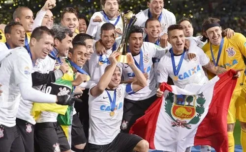 Corinthians levantando el trofeo en 2012.