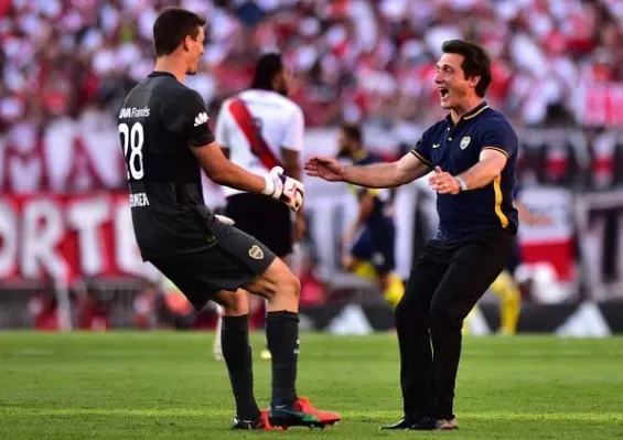 Guillermo abraza a Axel Werner en el 4 a 2, uno de los mejores partidos de su ciclo.