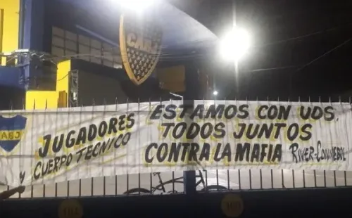 La bandera que colgaron los hinchas de Boca.