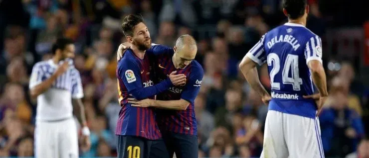 EL ÚLTIMO ABRAZO. Messi saluda a Iniesta en su último partido con Barcelona (Foto: Getty).