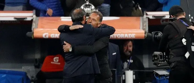 RIVALES, NO ENEMIGOS. Russo se abraza con Ramón Díaz en la final de River-Boca.