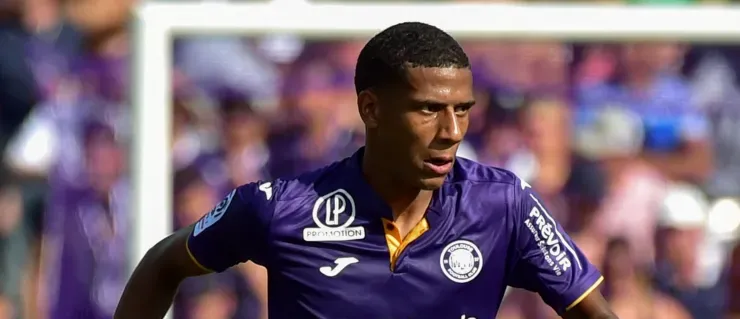 REFUERZO JOVEN. Jean-ClairTodibotiene 19 años y juega en el Toulouse.